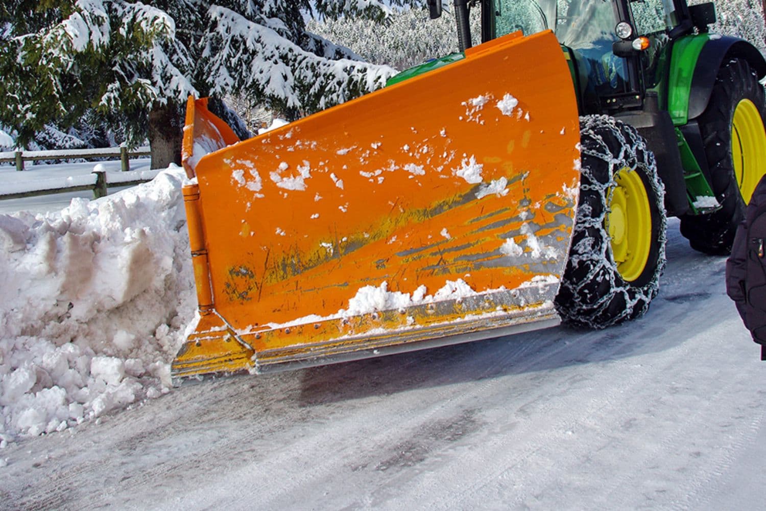 Versicherung: Schneeräumpflicht im Winter – Wer haftet bei Unfällen?